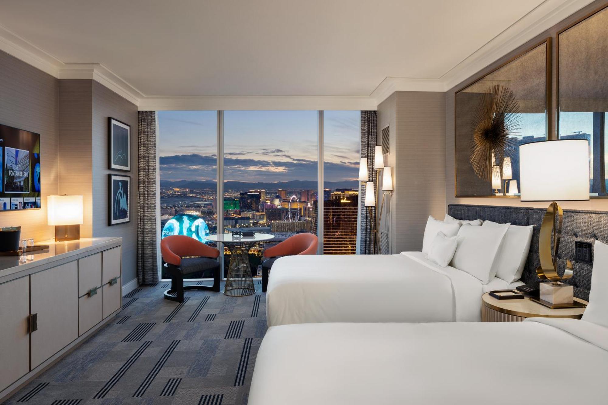 Fontainebleau Las Vegas Exterior photo A guest room at the Hilton Grand Vacations at Resorts