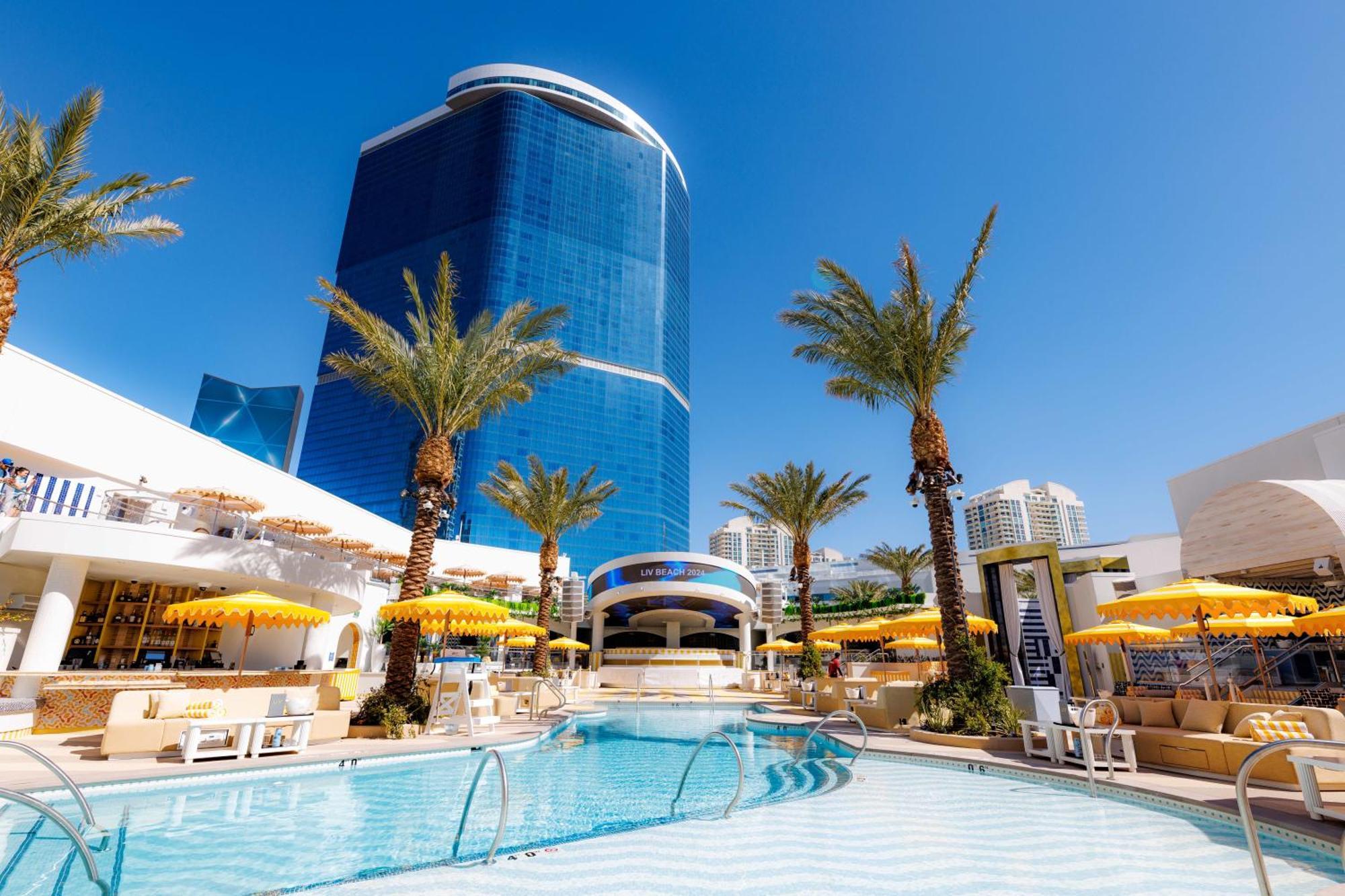 Fontainebleau Las Vegas Exterior photo The pool at the Wynn