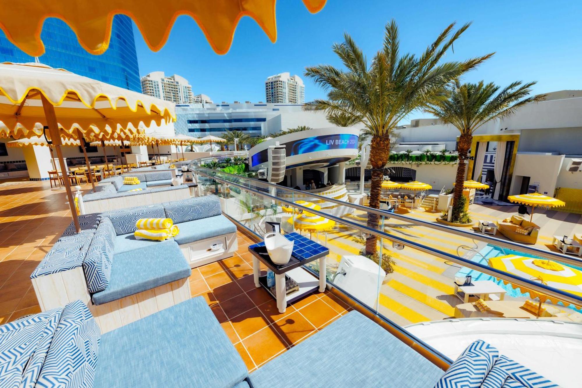 Fontainebleau Las Vegas Exterior photo The pool at the Hard Rock Hotel